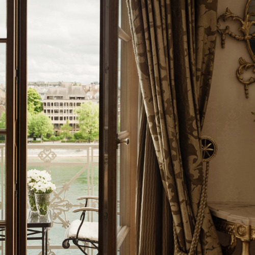 Photo d'une fenêtre de balcon ouverte
